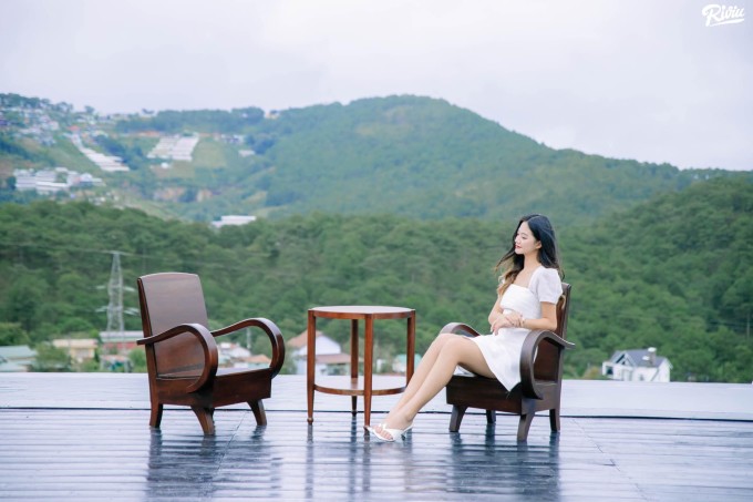 Tiệm cà phê Bình Minh Ơi có view núi rừng, được nhiều du khách check in ở Đà Lạt.