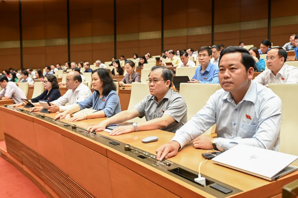 Các đại biểu bấm nút biểu quyết thông qua nhiều nghị quyết quan trọng tại đợt 1, Kỳ họp 9. Ảnh: QH