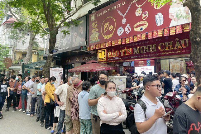 Lập sàn giao dịch, người dân sẽ không còn phải xếp hàng mua vàng (Ảnh: TP)