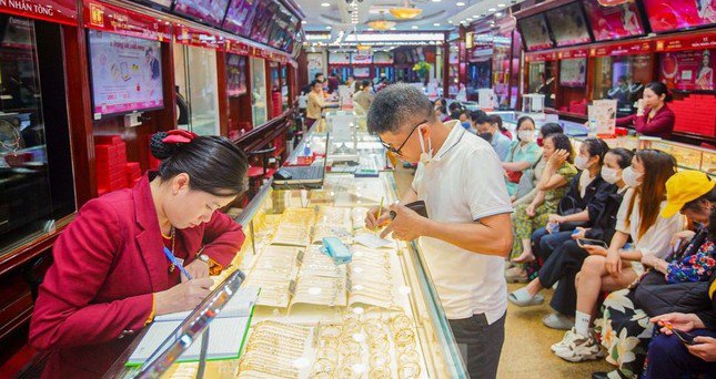 Độc quyền dẫn đến chênh lệch giá vàng. (Ảnh: TP)
