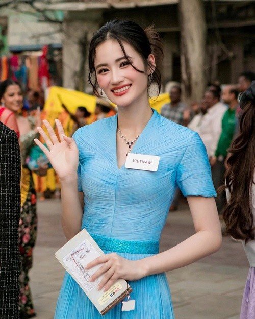 Đầu tháng 5/2025, Ý Nhi sang Ấn Độ tham gia cuộc thi Miss World 2025. Ngay khi nhập cuộc, đại diện Việt Nam ghi điểm bởi sự thân thiện, hòa đồng. Ý Nhi chủ động trò chuyện, tặng những món quà nhỏ cho các thí sinh. Ảnh: FB Ý Nhi.