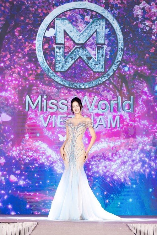 Trang phục dạ hội thứ hai mà NTK Hoàng Tony dành cho Ý Nhi có tên gọi “Garden of Eden” với phom dáng đuôi cá ôm sát. Điểm nhấn trang phục nằm ở phần ngực và thân trên được đính kết tinh xảo, tạo hiệu ứng sống động. Ảnh: FB Ý Nhi.