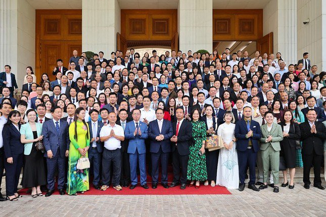 Lãnh đạo Chính phủ và các đại biểu tham dự tọa đàm. Ảnh: Nhật Bắc