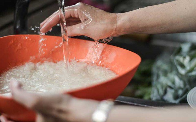 Sai lầm khi nấu cơm khiến mất sạch vitamin nhóm B, nhiều người vẫn mắc phải - 1