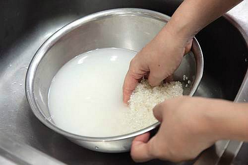 Sai lầm khi nấu cơm khiến mất sạch vitamin nhóm B, nhiều người vẫn mắc phải - 3