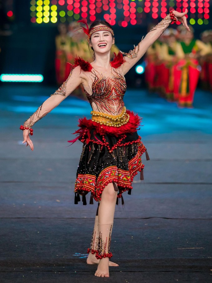 Mỹ nhân Việt từng đưa Vũ điệu đại ngàn lên sân khấu khai mạc Miss World 2025 tối 10/5.