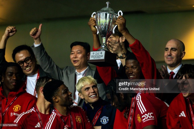 "Quỷ đỏ" giành được cúp sau màn lội ngược dòng trước ĐT Hong Kong (TQ) trong trận giao hữu diễn ra ngày 30/5