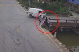 Clip: Xe máy kẹp 3 phóng nhanh lao thẳng xuống mương