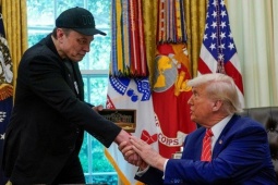 Tổng thống Mỹ Trump tặng tỷ phú Elon Musk chiếc chìa khóa vàng