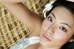 Nữ siêu mẫu nổi tiếng, nay sa cơ đi làm phục vụ nhà hàng