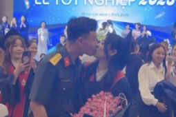 Màn cầu hôn  có một không hai  tại lễ tốt nghiệp đại học ở TP HCM