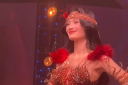 Ý Nhi diện trang phục dân tộc ở chung kết Miss World