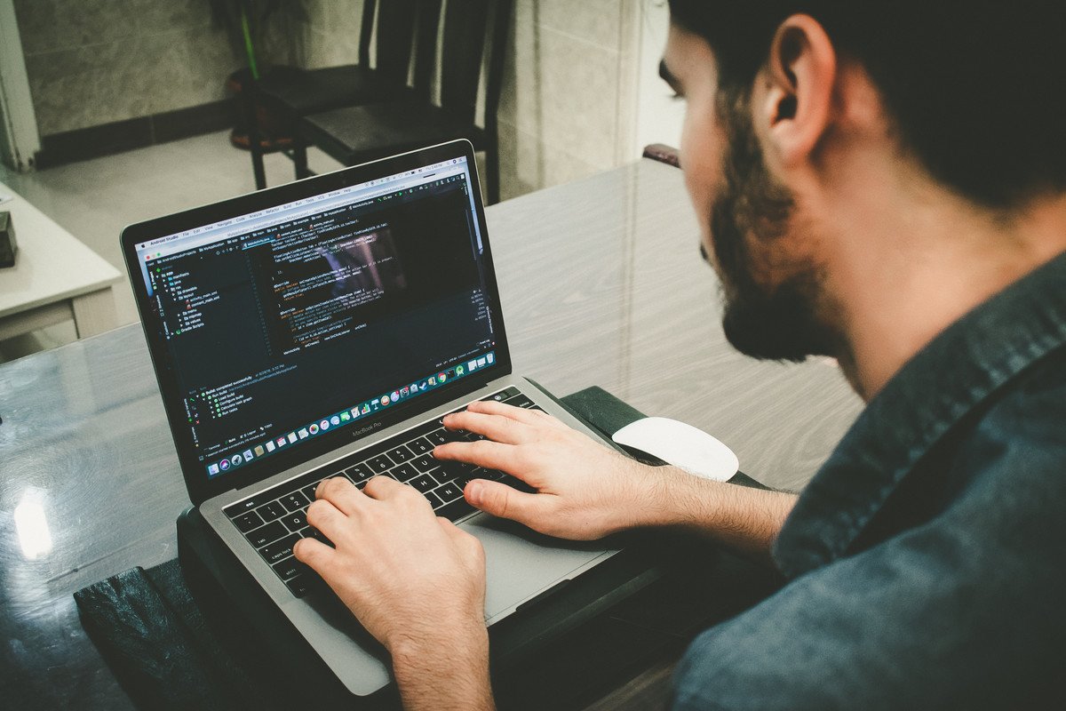 Thu nhập của lập trình viên freelance dao động từ 20 - 100 triệu đồng/tháng (Ảnh minh họa)