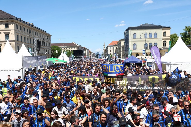 Đường phố Munich tràn ngập sắc xanh đen, màu truyền thống của Inter Milan Đường phố Munich tràn ngập sắc xanh đen, màu truyền thống của Inter Milan