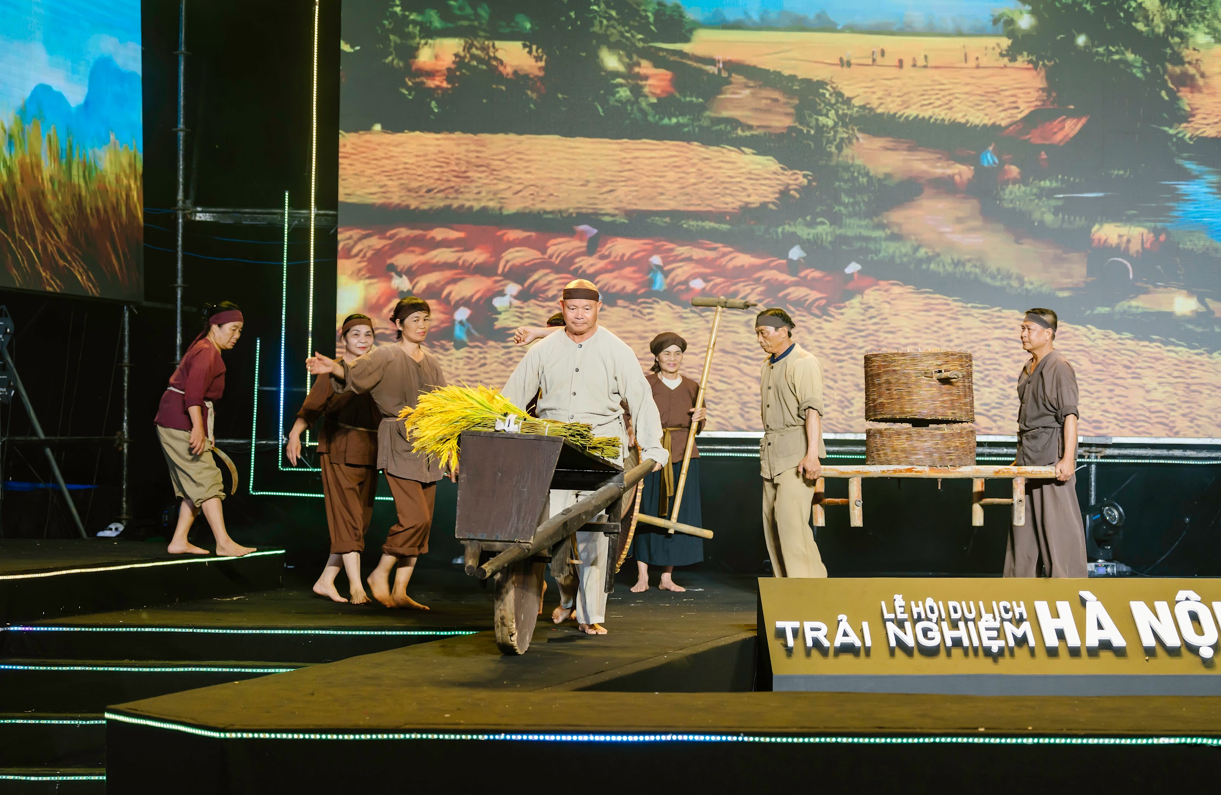 Một phân cảnh của show diễn “Tinh hoa Bắc Bộ” được tái hiện trên sân khấu