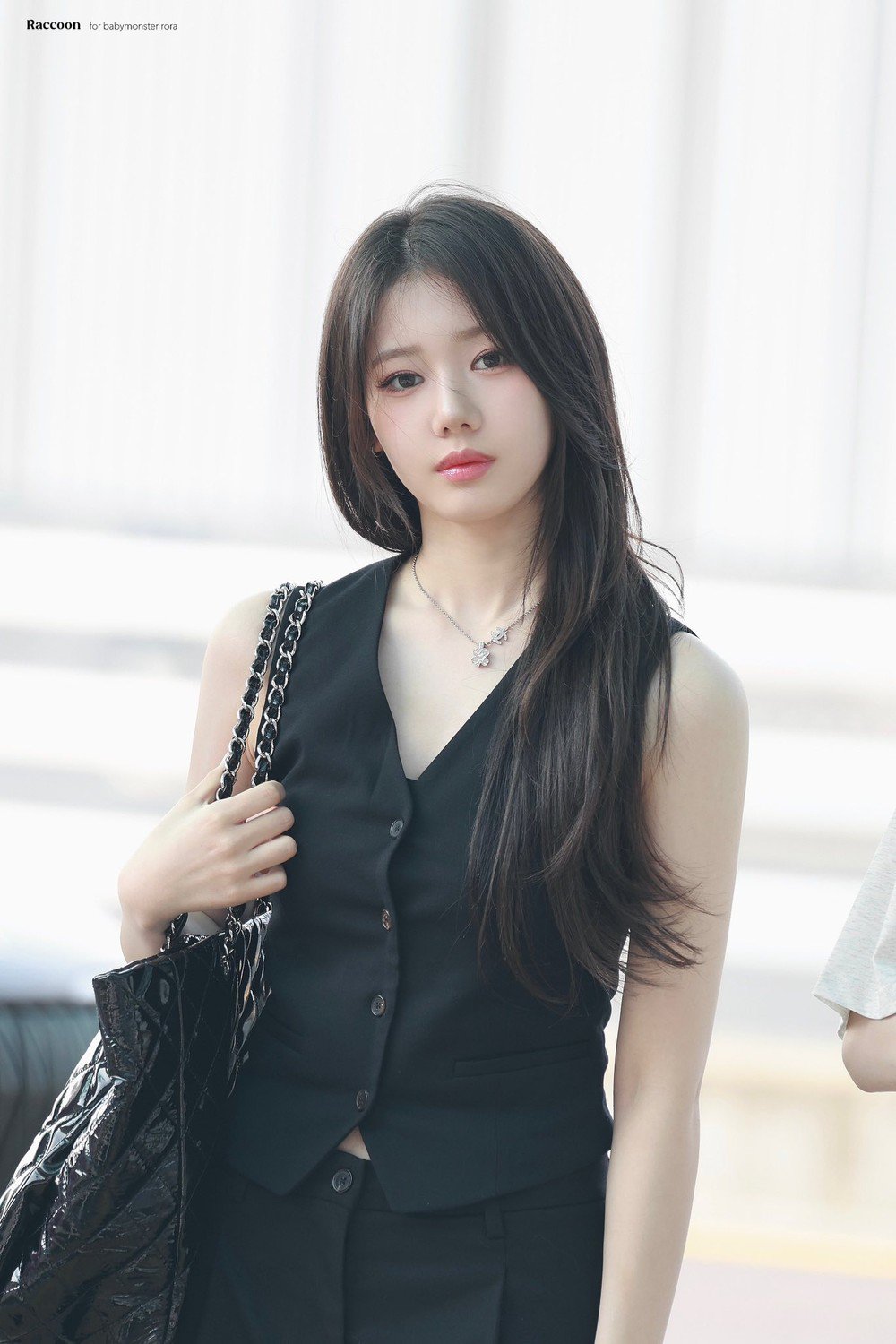 Em gái BlackPink đổ bộ sân bay Tân Sơn Nhất đêm khuya - 9