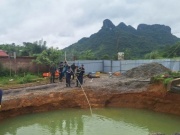 Tin tức trong ngày - Vụ xe máy lao xuống 'hố tử thần': Người thân nói về manh mối từ chiếc áo tại hiện trường