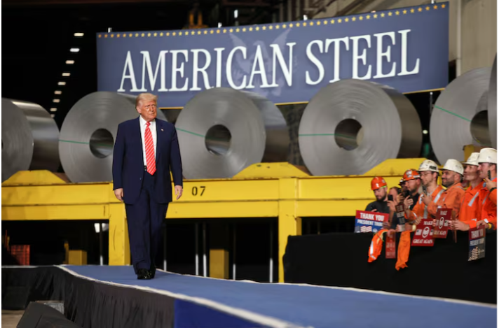 Tổng thống Hoa Kỳ Donald Trump giữa các công nhân&nbsp;tại US Steel Corporation–Irvin Works ở West Mifflin, Pennsylvania, Hoa Kỳ, ngày 30 tháng 5 năm 2025.&nbsp;