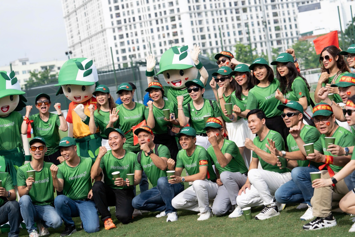 Thành viên độc lập &amp; Nhân viên Herbalife đến sân cổ vũ cho Đội tuyển bóng đá Quốc Gia