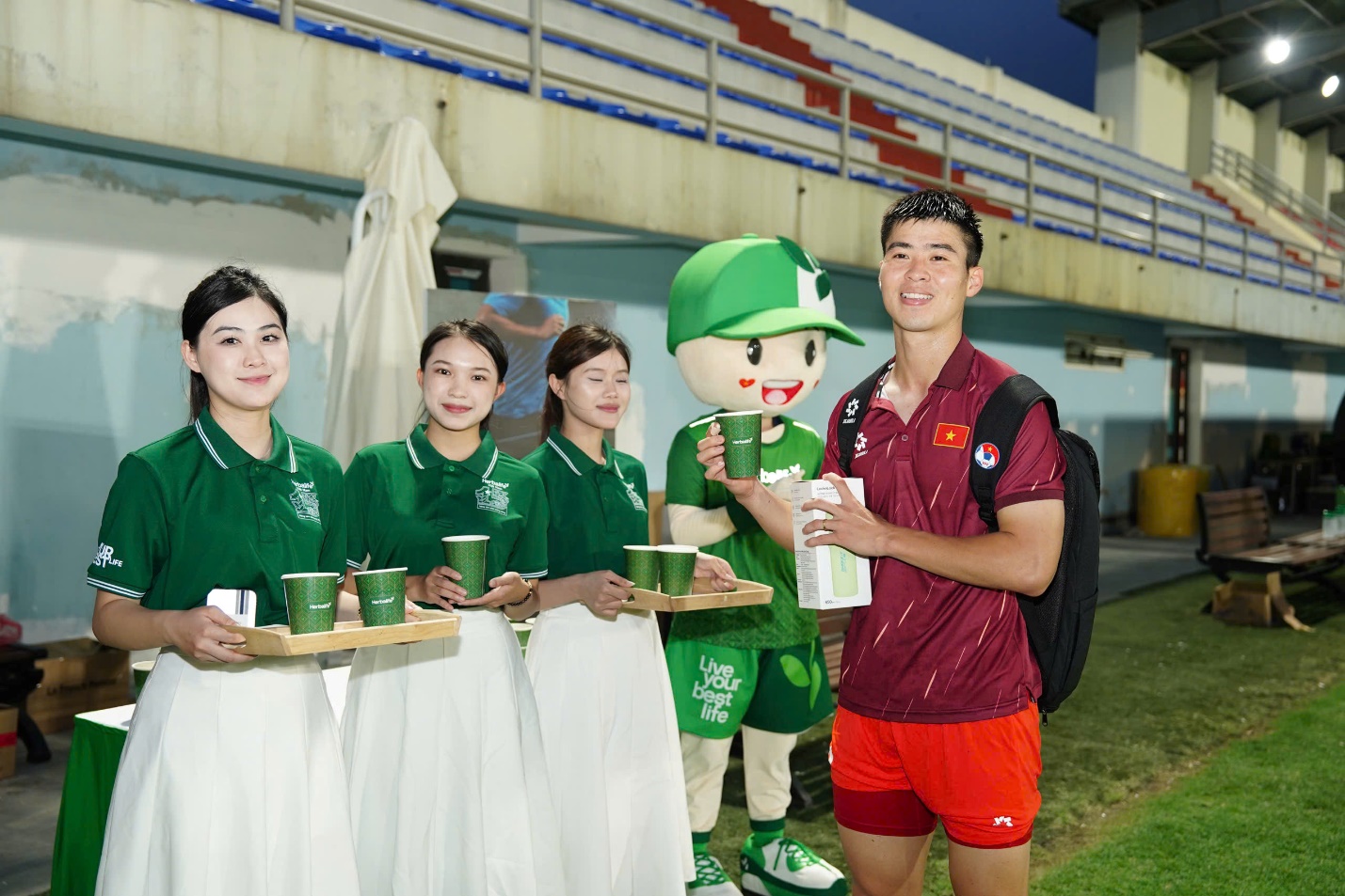 Cầu Thủ Duy Mạnh trải nghiệm sản phẩm của Herbalife Việt Nam