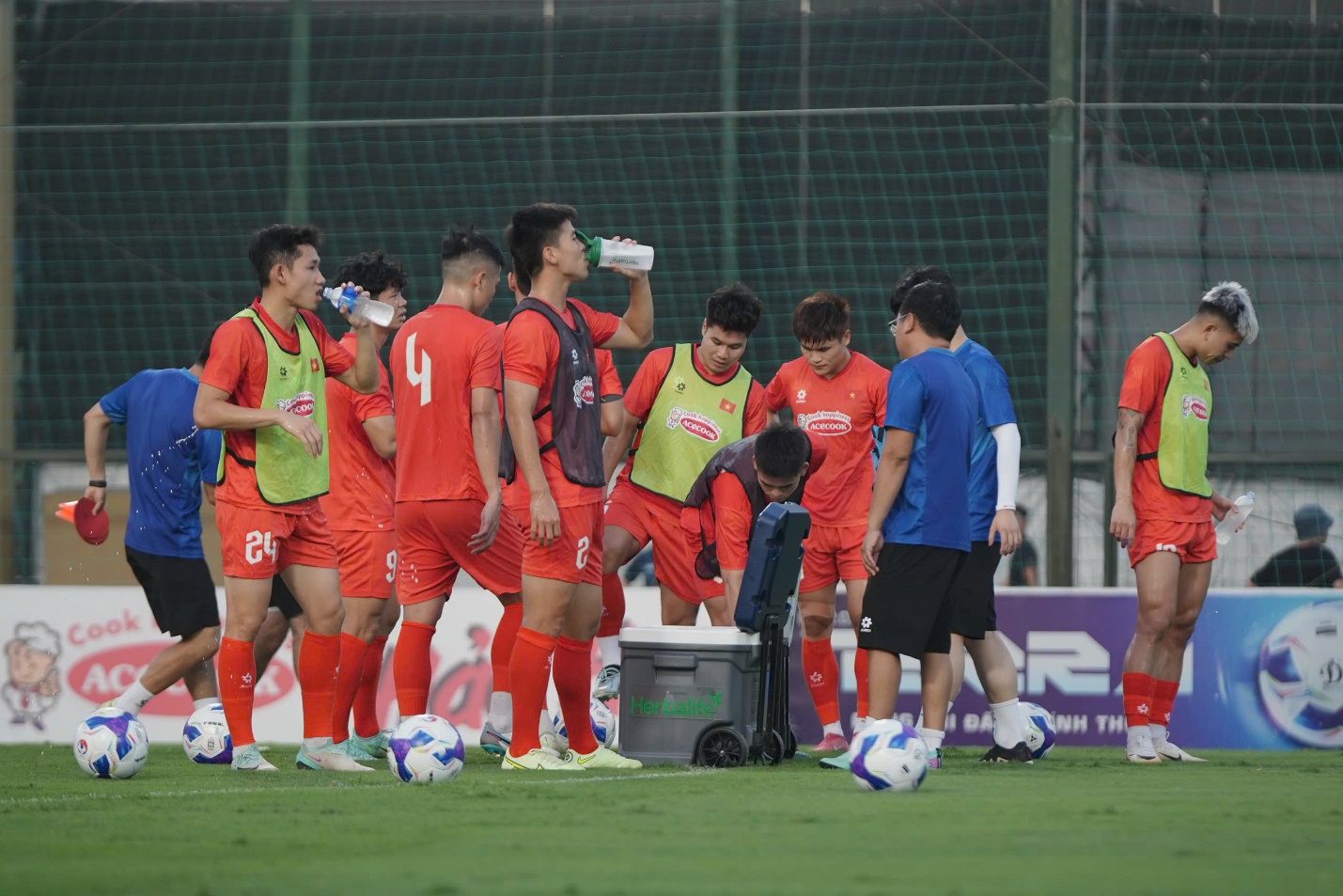 Các cầu thủ đang tập luyện tại sân để rèn luyện thể lực chuẩn bị cho 1 mùa giải thành công