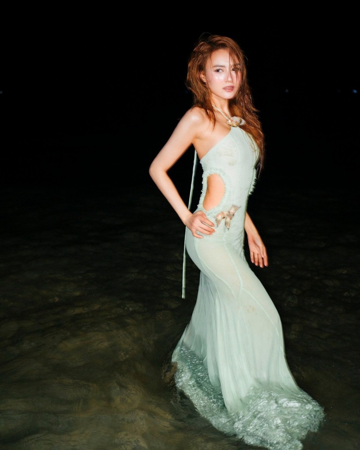 Dù không mấy khi diện những trang phục táo bạo như bikini đi biển, thế nhưng mỗi lẫn Ninh Dương Lan Ngọc lên đồ đều khiến fan phải ngỡ ngàng.