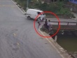Clip: Xe máy kẹp 3 phóng nhanh lao thẳng xuống mương