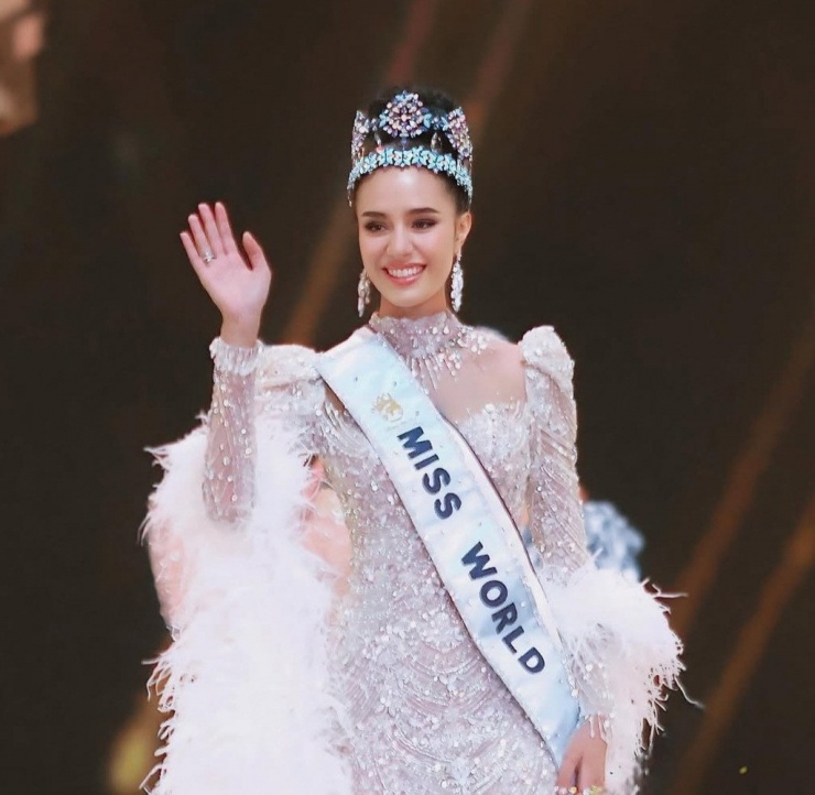 Người đẹp Thái Lan vừa đăng quang Miss World giỏi 4 thứ tiếng - 1