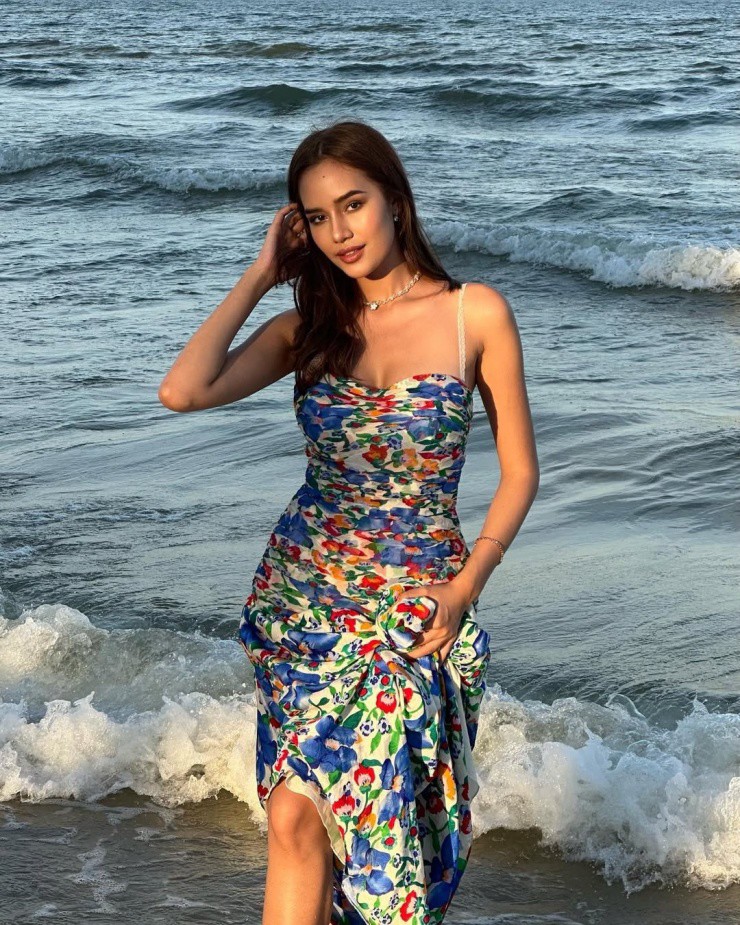 Ngoài đời, Suchata yêu thích phong cách thời trang nhẹ nhàng, thanh lịch.