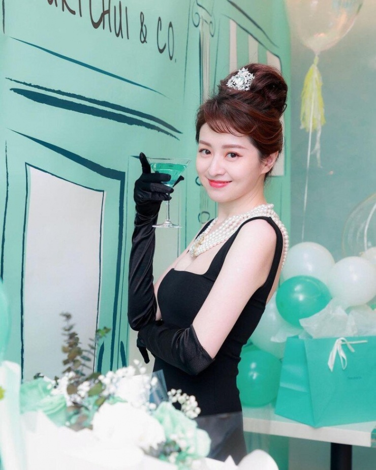 Hoa hậu nổi tiếng lấy đại gia hơn 12 tuổi, 4 năm liên tiếp sinh 3 con gái dáng vẫn nõn nà, đẹp như tiên tử - 5