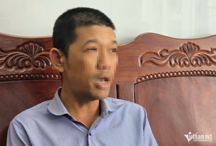 Anh N. cho biết sau khi nghỉ việc ở công ty sẽ chuyển qua buôn bán băng keo. Ảnh: Trần Tuyên