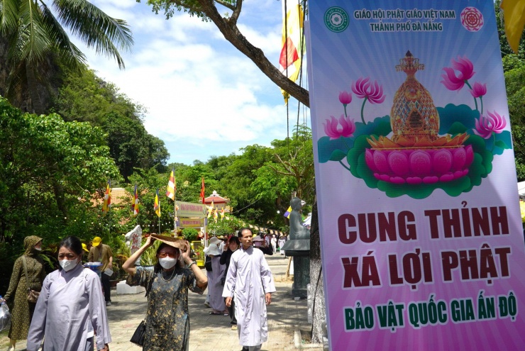 Hàng vạn người đổ về chùa Quán Thế Âm chiêm bái xá lợi Phật - 2