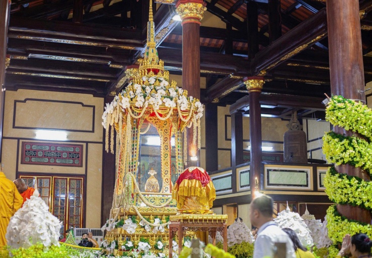 Hàng vạn người đổ về chùa Quán Thế Âm chiêm bái xá lợi Phật - 6