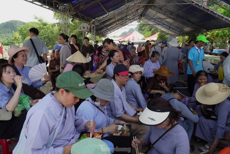 Hàng vạn người đổ về chùa Quán Thế Âm chiêm bái xá lợi Phật - 9