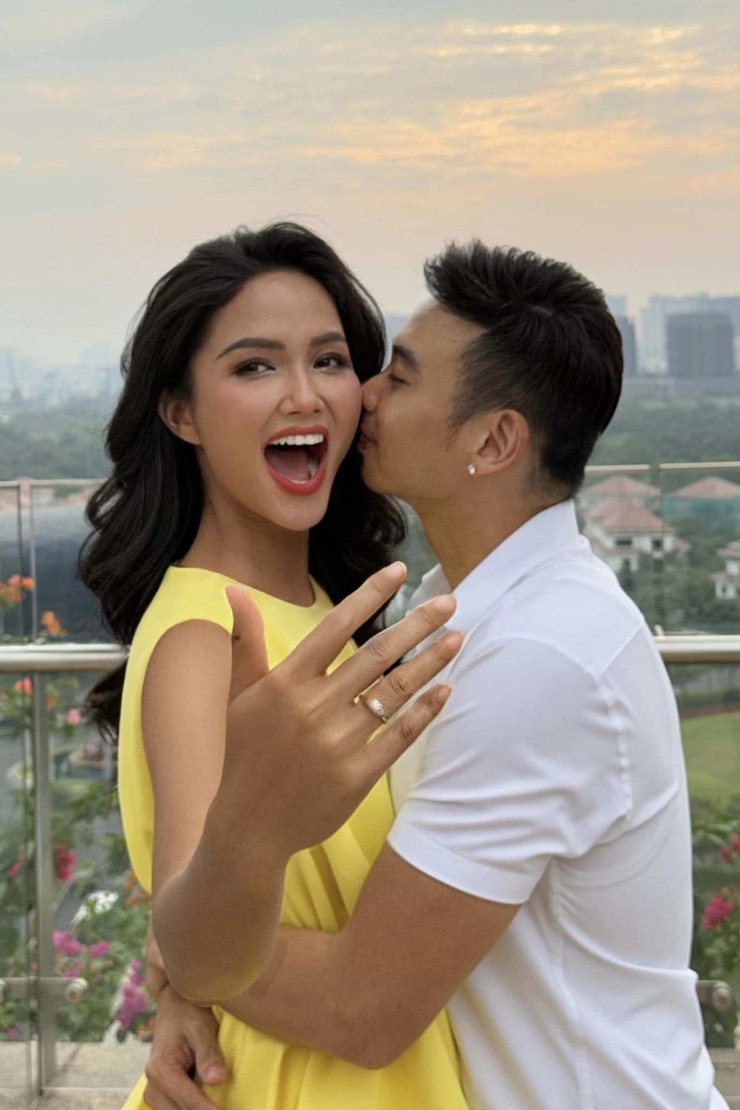 3 đầm vàng &#39;phong thủy&#39; gắn với bước ngoặt cuộc đời H&#39;Hen Niê - 4