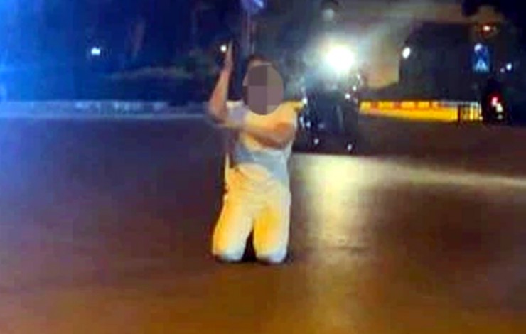 Hình ảnh nam thanh niên quỳ lạy giữa đường. Ảnh: Cắt từ clip