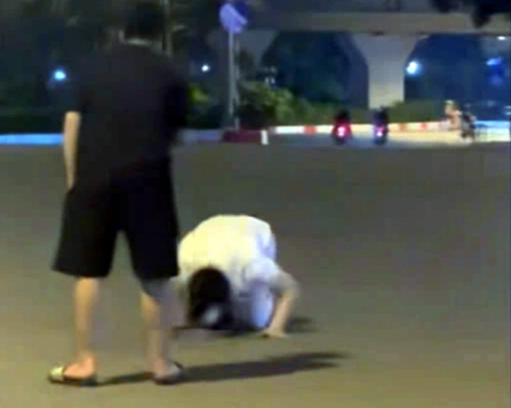 Một người mặc áo đen - có vẻ là bạn của anh ta - tới khuyên can. Ảnh cắt từ clip