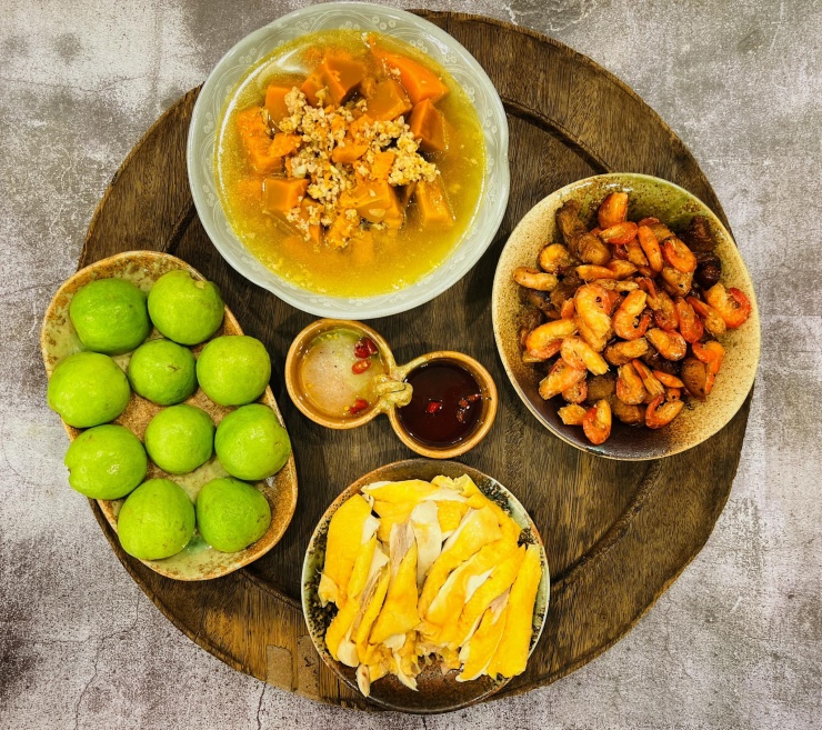 Bữa cơm gia đình Việt không chỉ đơn giản là bữa ăn no bụng mà còn là không gian chan chứa yêu thương, là nơi các thế hệ cùng quây quần, sẻ chia niềm vui, nỗi buồn.