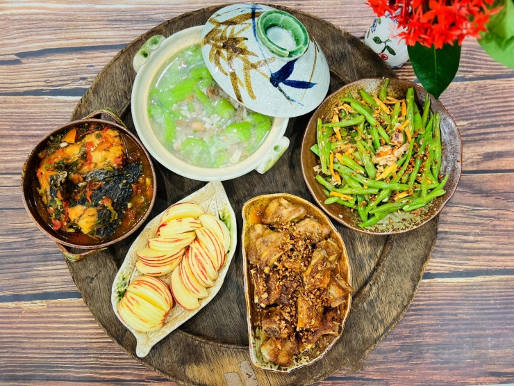 Mâm cơm gia đình không chỉ là bữa ăn, mà là sợi dây gắn kết yêu thương, nuôi dưỡng hạnh phúc. Từng món ăn được chế biến từ trái tim người nội trợ, từ những nguyên liệu dân dã nhưng tinh tế, góp phần tạo nên nét đẹp văn hóa ẩm thực Việt.