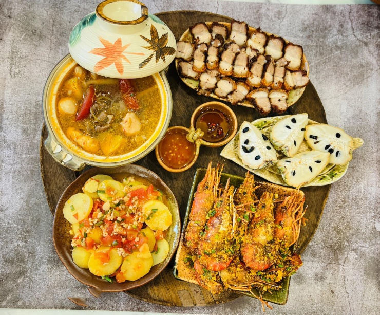 Bữa cơm Việt không chỉ là nơi thưởng thức ẩm thực mà còn là không gian sẻ chia yêu thương, gắn kết gia đình. Mâm cơm hôm nay là bức tranh đầy màu sắc, hòa quyện hương vị độc đáo, giàu dinh dưỡng, phù hợp cho thực đơn món ăn mỗi ngày trong mọi gia đình.