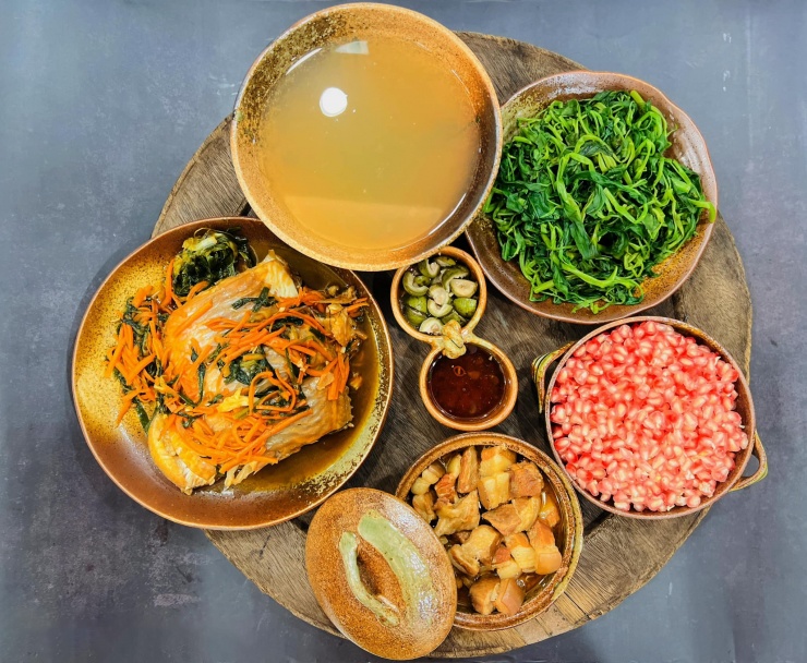 Mâm cơm gia đình Việt không chỉ là bữa ăn đơn thuần mà còn là ký ức, là niềm vui sum vầy, là những hương vị gắn bó từ thuở ấu thơ. Mâm cơm hôm nay mang đậm nét ẩm thực dân dã Việt Nam, giản dị nhưng đủ đầy, vừa ngon miệng, vừa bổ dưỡng.