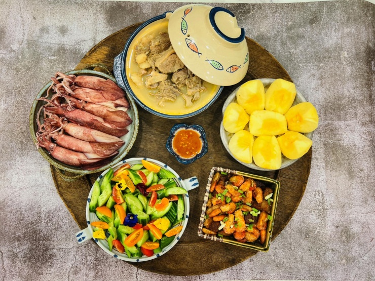Mâm cơm hôm nay là sự kết hợp tuyệt vời của các món ngon dân dã, đầy màu sắc, giàu dinh dưỡng, xứng đáng là gợi ý thực đơn mỗi ngày cho mọi gia đình Việt.