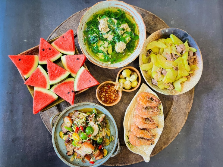 Bữa cơm gia đình Việt không chỉ là nơi nạp năng lượng mà còn là không gian nuôi dưỡng tình thân, lưu giữ ký ức và sẻ chia yêu thương. Mâm cơm hôm nay là sự giao hòa giữa món mặn, món xào, món canh, trái cây tráng miệng – tất cả cùng tạo nên một bữa ăn trọn vẹn về dinh dưỡng và cảm xúc.