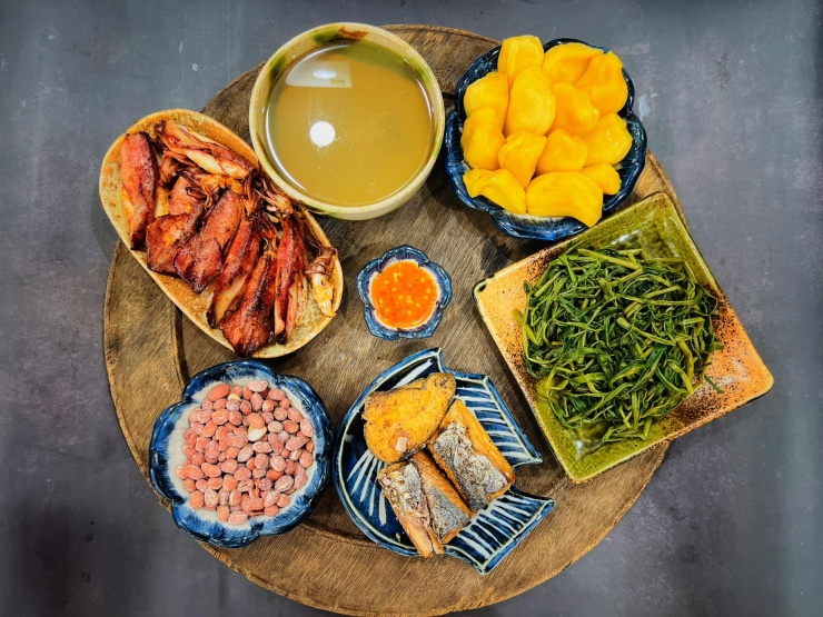 Mâm cơm gia đình Việt luôn là bức tranh dung dị nhưng đầy ắp yêu thương, nơi từng món ăn góp phần kết nối các thành viên, nuôi dưỡng sức khỏe và gợi nhớ hương vị quê nhà. Mâm cơm hôm nay là sự hòa quyện giữa món mặn, món xào, món canh, món tráng miệng đầy đủ dinh dưỡng và tròn vị.