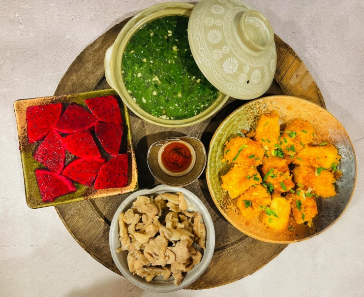 Trong nhịp sống hối hả, một bữa cơm gia đình giản dị nhưng đầy đủ dinh dưỡng luôn là sợi dây gắn kết các thế hệ. Mâm cơm hôm nay là minh chứng cho sự tinh tế của ẩm thực Việt: đơn giản, gần gũi nhưng chan chứa yêu thương.