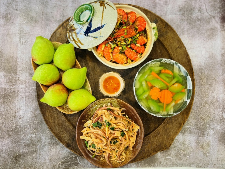 Mâm cơm gia đình Việt là biểu tượng của sự sum vầy, nơi mỗi món ăn không chỉ là hương vị mà còn là câu chuyện, là kỷ niệm, là yêu thương được gói ghém qua bàn tay người nội trợ. Mâm cơm hôm nay hội tụ đầy đủ sắc - hương - vị với các món mặn, món xào, món canh, món tráng miệng, tất cả tạo nên một bữa ăn hoàn hảo, giàu dinh dưỡng.