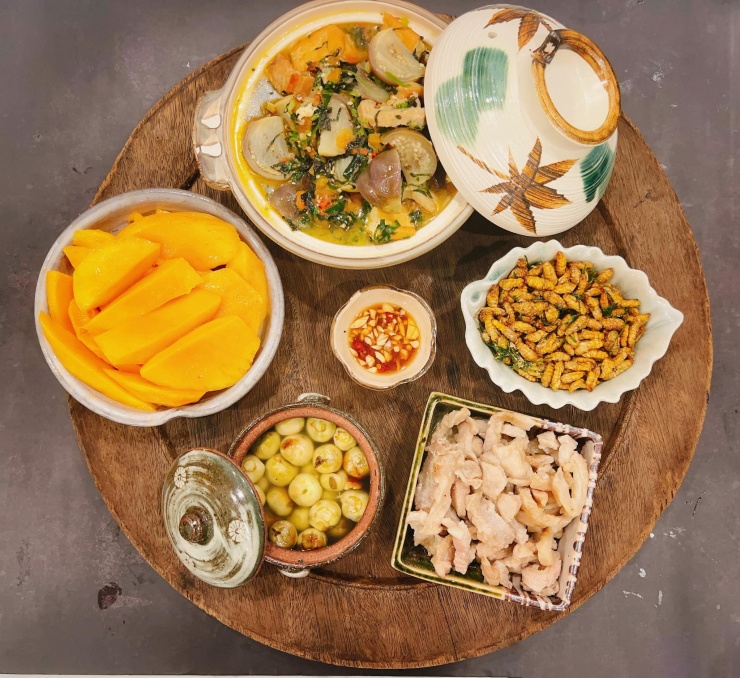 Một bữa cơm giản dị nhưng đủ đầy luôn là chất keo gắn kết gia đình Việt nơi không chỉ nạp năng lượng mà còn truyền tải yêu thương, sẻ chia niềm vui và lưu giữ ký ức. Mâm cơm hôm nay là bản giao hưởng của những hương vị quê nhà, từ món mặn, món xào, món canh, món tráng miệng cho đến gia vị chấm kèm, tất cả đều giản dị nhưng tròn vị, đậm đà bản sắc Việt.