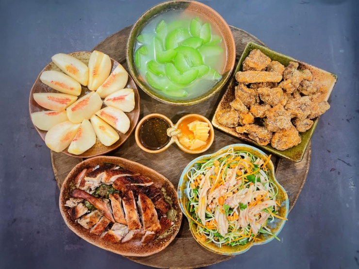 Mâm cơm Việt Nam không chỉ là nơi gắn kết yêu thương mà còn là một hành trình khám phá hương vị quê nhà. Từ món mặn giòn tan, món canh thanh mát đến trái cây tráng miệng ngọt lành, từng chi tiết nhỏ đều mang trong mình hơi ấm bếp lửa, tinh hoa văn hóa ẩm thực và ký ức tuổi thơ.
