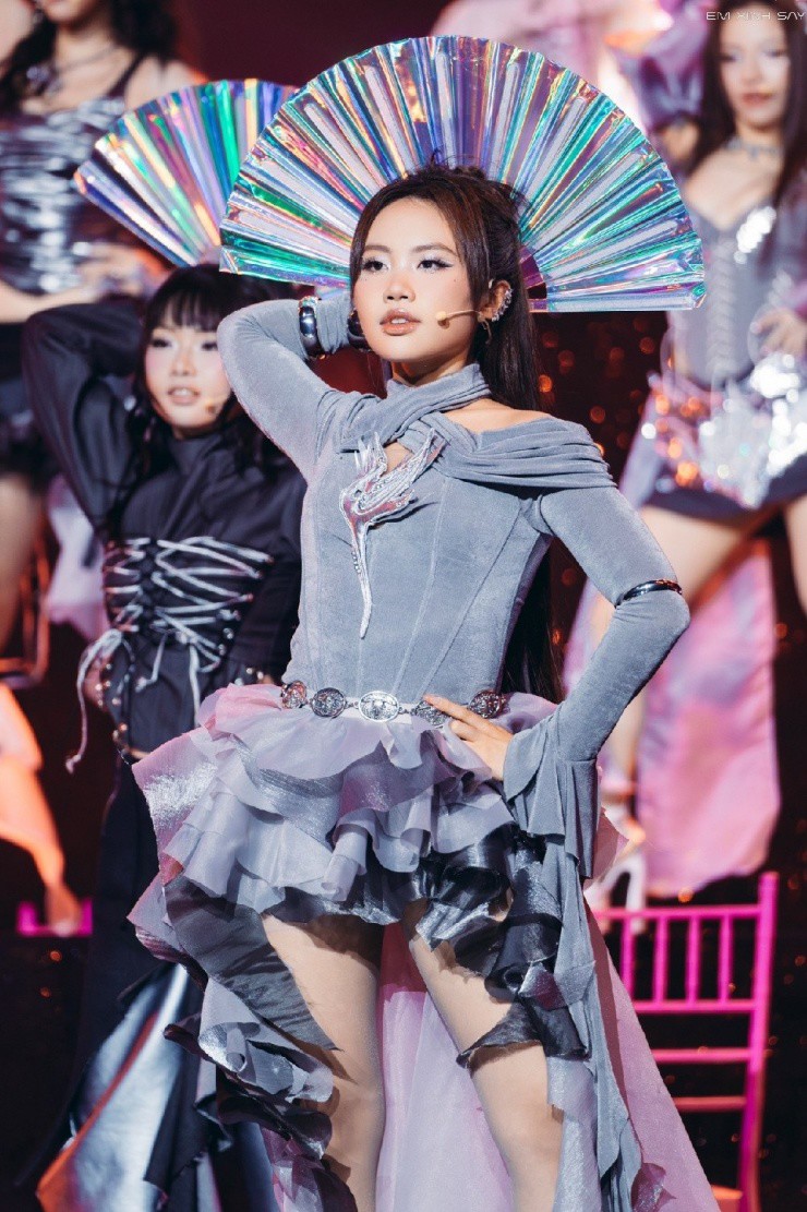 &#39;Em xinh&#39; Phương Mỹ Chi gây ấn tượng, Bích Phương &#39;giải sầu&#39; 3 ngày - 9