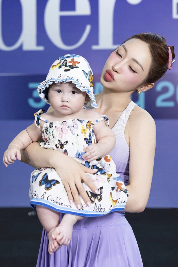 Cô ẵm con đi chơi pickleball cùng ông xã và hội bạn thân, niềm đam mê lớn đến thế là cùng.